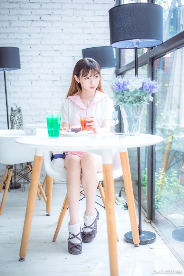 也许一个人会变成原来最讨厌的样子，只是因为要适应这个社会罢了。